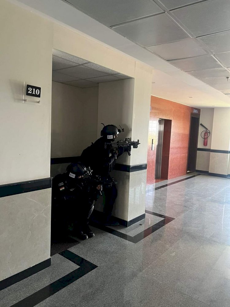 CG ब्रेकिंग : NSG के ब्लैक कैट कमांडो अचानक घुसे मंत्रालय में, मशीन गन लेकर चलाया सर्च ऑपरेशन,उसके बाद जो हुआ पढ़िये पूरी ख़बर..