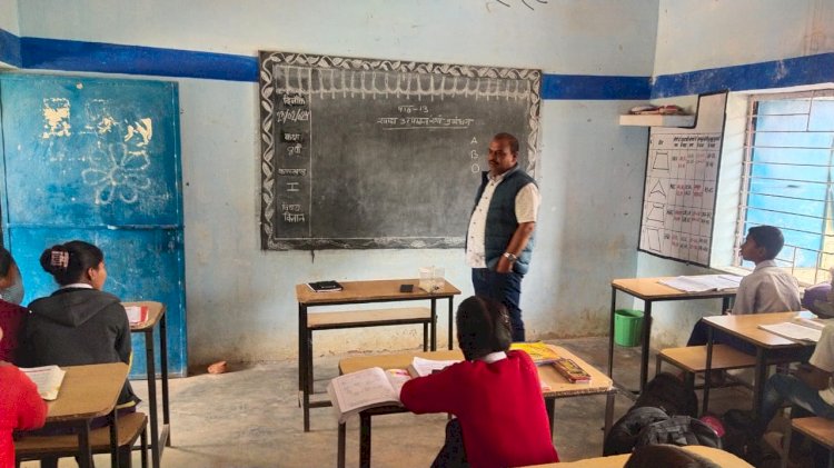 लखनपुर विकासखंड शिक्षा अधिकारी ने स्कूलों का किया आकस्मिक निरीक्षण।