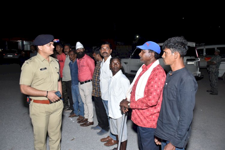 CG - बस्तर पुलिस ने थानो मे हाजिर किया गुंडा बदमाशों को अपराध ना करने की दी चेतावनी, नहीं सुधरे तो फिर जानी पड़ेगी जेल...