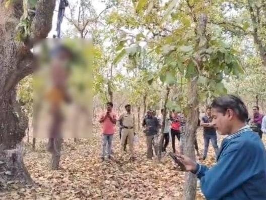 CG - बिना कपड़ों के पेड़ से लटकती मिली युवक की लाश : इलाके में फैली सनसनी, हत्या या आत्महत्या जांच में जुटी पुलिस....
