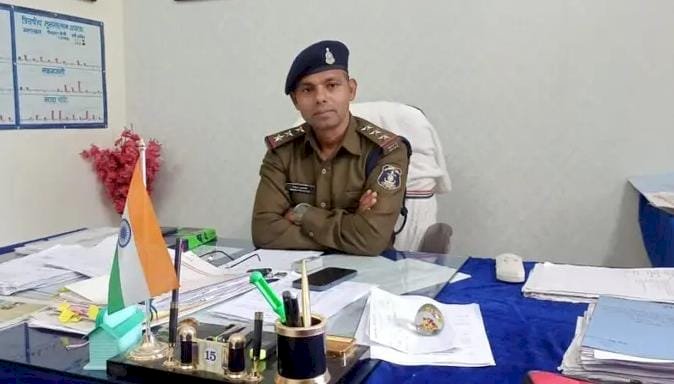 मनोज प्रजापति ने संभाला लखनपुर थाना का कार्यभार।