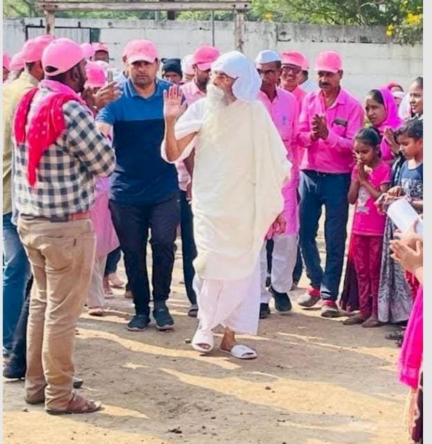गुलाबी नगरी जयपुर में गुलाबी वस्त्र धारी प्रेमियों के साथ बाबा उमाकान्त महाराज का आगमन...