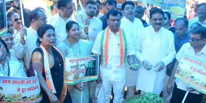 CG Politics : महंगाई को लेकर कांग्रेस का प्रदेशव्यापी प्रदर्शन, PCC चीफ बैज ने खरीदी सब्जियां, दाम पूछकर बोले- एक किलो नहीं खरीद पाउंगा......