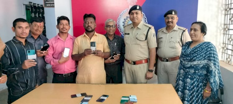 CG - गुम 25 नग मोबाईल कीमती 375000 रूपये को थाना कोतवाली पुलिस एवं सायबर सेल राजनांदगांव के द्वारा तकनिकी सहायता के माध्यम से ढुढकर मोबाईल धारको को लौटाया गया...