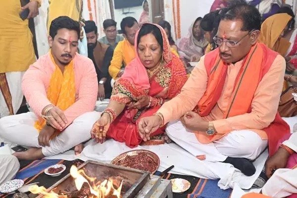 CM Sai New House : 'पहुना' छोड़ CM हाउस में पहुंचे मुख्यमंत्री विष्णुदेव साय, विधि- विधान से पूजा-पाठ कर किया गृह प्रवेश, जानिए कैसा है सीएम साय का नया घर....देखे फोटो और वीडियो…