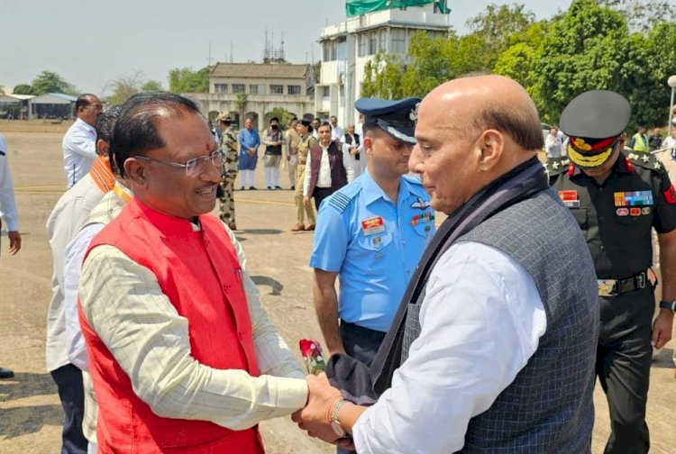 RAIPUR NEWS : केंद्रीय रक्षा मंत्री राजनाथ सिंह के आज रायपुर के स्वामी विवेकानंद एयरपोर्ट माना पहुंचने पर मुख्यमंत्री विष्णुदेव साय ने किया आत्मीय स्वागत
