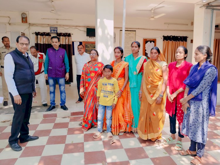 CG:बेमेतरा नेशनल लोक अदालत में मोटर दुर्घटना क्लेम ट्रिबूनल द्वारा मृतक के 3 पत्नियों सहित संतानों को क्षतिपूर्ति राशि के लिए समझौता कराया