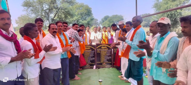 मुख्यमंत्री विजय शर्मा ने दी 48 लाख रूपये से अधिक की विकास कार्यो की स्वीकृति ,भाजपा लोहारा मंडल के कार्यकर्ताओं ने किया भूमिपूजन,
विकास खंड लोहारा के दर्जन भर ग्रामो में विकास कार्यों का हुआ भूमिपूजन ,विकास कार्यों के सौगात देने के लिए ग्रामीणों ने जताया उप मुख्यमंत्री विजय शर्मा का आभार,
भाजपा लोहारा मंडल के कार्यकर्ताओ ने 48 लाख से अधिक के अनेक विकासकार्यो का किया भूमिपूजन।