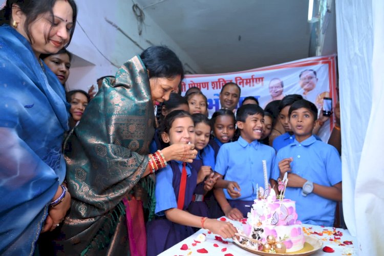 Kaushalya Sai Birthday : सीएम मैडम के जन्मदिन पर बच्चों ने की खूब मस्ती,मैडम के गालों में लगाया केक,बच्चों ने इस अंदाज़ में दी जन्मदिन की बधाई,देखे फोटो...