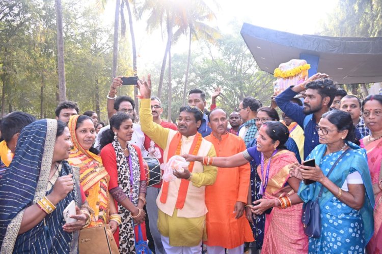 CG - अयोध्या से वापस लौटा श्रद्धालुओं का जत्था, स्टेशन पर ढोल बजाकर प्रत्याशी महेश कश्यप ने किया स्वागत...