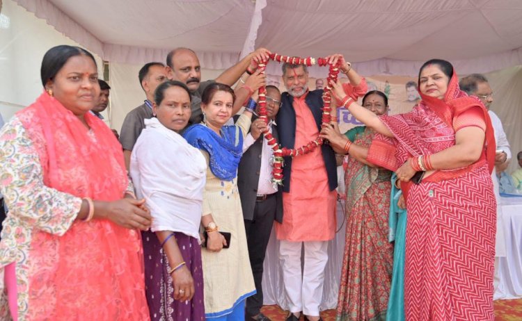 CG - मातृशक्ति सदैव वंदनीय : किरण देव ने नयापारा मुख्य मार्ग का चौड़ीकरण कार्य शीघ्र आरंभ करने दिये निर्देश, आंगनबाड़ी भवन सहित विभिन्न निर्माण कार्यों का किया भूमिपूजन...
