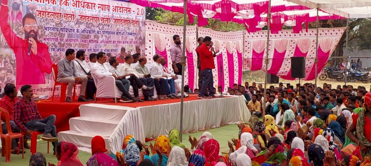बस्तर समेत छत्तीसगढ़ मे बिगड़ते कानून व्यवस्था पर, एवं मसीही वर्ग के लोगो को धर्म के नाम पर, गैर संवैधानिक, गैर कानून तरीके से हो रहें उनके मौलिक अधिकारो का हनन पर,मार पिट, फसलो कि लूट पर,आज हुवा जगदलपुर मे हजारो के साथ संवैधानिक हक अधिकार आंदोलन,एडिशनल कमीशनर को राज्यपाल के नाम सौंपा ज्ञापन - नरेन्द्र भवानी /छ यु. म
