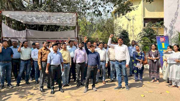 CG - सड़क पर उतरे छत्तीसगढ़ आयकर विभाग के कर्मचारी, नियमितीकरण सहित इन मांगों को लेकर किया प्रदर्शन.....