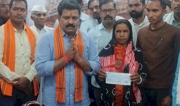 CG - डिप्टी सीएम विजय शर्मा ने गौ सेवक साधराम यादव के परिवार से की मुलाकात, NIA से जांच का दिया आश्वासन, परिवार को दिया इतने लाख का चेक.....