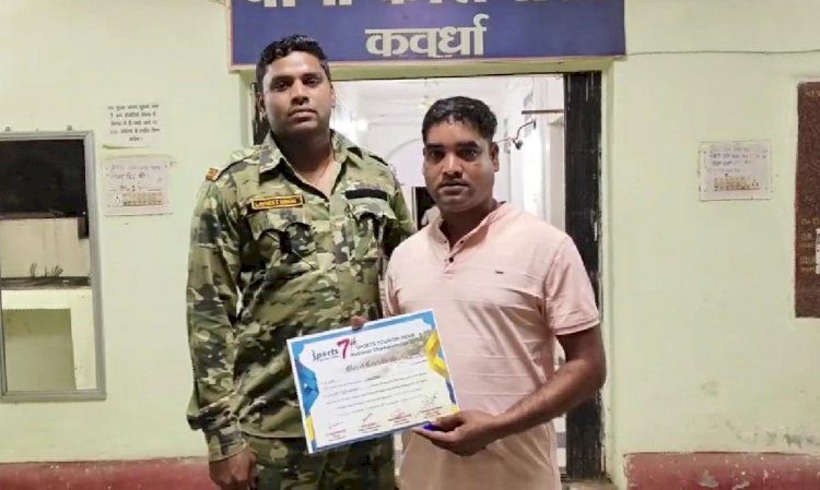 फर्जी दस्तावेज तैयार करने वाले 01 आरोपी को थाना सिटी कोतवाली पुलिस ने किया गिरफ्तार,
रिपोर्ट दर्ज होने के महज चंद घंटे के भीतर आरोपी पुलिस हिरासत में,
आरोपी के विरुद्ध थाना सिटी कोतवाली में अपराध क्रमांक- 206/2024 धारा-420,467, 468,471 भा.द.वी. पंजीबद्ध कर की गई कार्यवाही।