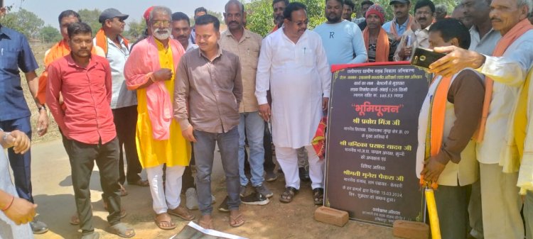लुण्ड्रा विधायक मिंज ने सड़क निर्माण कार्य का किया भूमिपूजन।