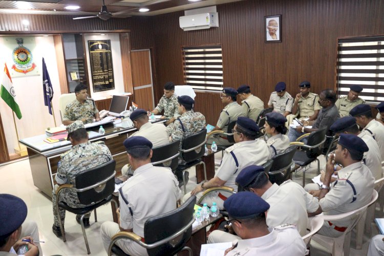CG - लोकसभा चुनाव आचार संहिता लगने के बाद भी बस्तर पुलिस ने काम नहीं छोड़ा, सभी पुलिस अनुविभागीय अधिकारी एवं थाना प्रभारियों की ली गई समीक्षा बैठक...