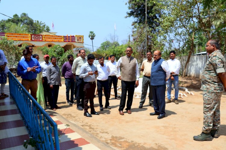 CG - कमिश्नर श्याम धावड़े ने किया बीजापुर जिले के मतदान केंद्र और ईव्हीएम स्ट्रांग रूम का निरीक्षण...