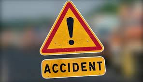 CG ACCIDENT : भीषण सड़क हादसे में दो युवकों की मौत, एक की हालत गंभीर , मौके पर पहुंची पुलिस