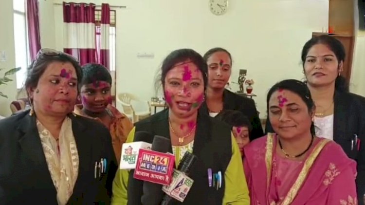 CG - जगदलपुर के जिला एवं सत्र न्यायालय में महिला अधिवक्ताओं ने होली मिलन कार्यक्रम का किया आयोजन...