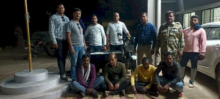 थाना बोड़ला एवं सायबर सेल की संयुक्त कार्यवाही से किया गया जुआ रेड,
जुआ रेड कर 04 जुआड़ियो से 13,300 रूपये जप्त,
मौके से 03 नग मोटरसायकल को भी किया गया बरामद।
