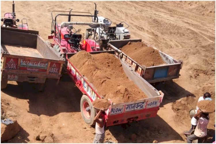 CG - रेत माफियाओं पर सख्त हुई सरकार,रेत माफियाओं के ठिकानों पर छापा,खनिज विभाग ने बड़े पैमाने में ट्रैक्टर सहित अवैध रेत को किया जब्त.....