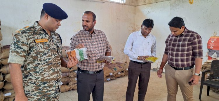 CG - जब कलेक्टर ने करवाई उचित मूल्य की दुकान में चावल बोरी की वजन, बोरी में निर्धारित मात्रा से कम वजन पाए जाने पर पंचनामा करवाकर कार्यवाही के दिए निर्देश...