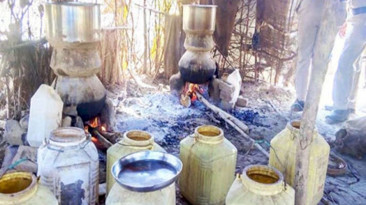 कानून का हाथ लंबा होने के बावजूद सोनसरी,सोन डेरा में अवैध महुआ शराब के कारोबार में लिप्त लोगों तक नहीं पहुंच पा रहे हैं रखवाले यहीं से क्षेत्र में की जा रही बेधड़क सप्लाई समिति वालों ने की थी लिखित शिकायत पढ़े पूरी खबर