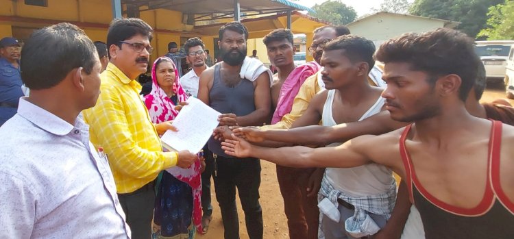 संविधान के अनुच्छेदों के साथ तोड़मरोड़ के,लोहाण्डीगुडा ब्लॉक के टाकरागुडा, बेलर और मटनार मे ग्राम सभा प्रस्ताव आदेश पारित कर धर्म विशेष लोगो के जीवन जीने मे रोक एवं मौलिक अधिकारो के हनन जैसे कृत्य पर,किया अर्धनग्न होकर,धरना प्रदर्शन,पश्चात लोहाण्डीगुडा अनुविभागीय डंडाधिकारी द्वारा संभागीय आयुक्त के नाम सौंपा ज्ञापन, किये रैली, हुआ सड़क जाम, तब जाके जागा प्रशासन - नरेन्द्र भवानी /छ. यु. म.