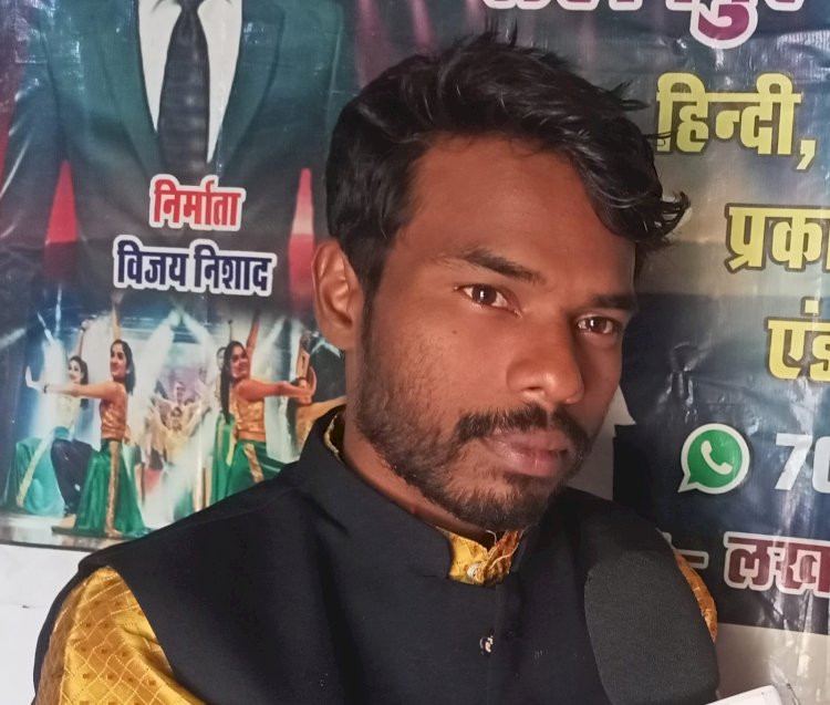 कई सुविधाओं के अभाव के बावजूद भी कलाकारी क्षेत्र में आगे बढ़ रहा नवयुवक कलाकार।