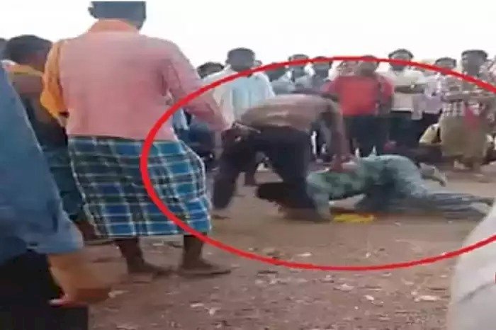CG - हेड कांस्टेबल की बाजार में हुई जमकर पिटाई : वर्दी का रौब दिखाना पड़ा महंगा, इस वजह से ग्रामीणों ने कर दी जमकर पिटाई, एसपी ने किया लाइन अटैच.....