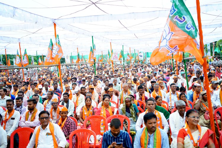 संतोष पांडेय के नामांकन में शामिल हुए दिग्गज,
मुख्यमंत्री विष्णु देव साय,प्रदेश प्रभारी नितिन नबीन, प्रदेश अध्यक्ष किरण देव उपमुख्यमंत्री अरुण साव,विजय शर्मा सहित नामांकन में शामिल हुए कई नेता,
सभी ने कहा मोदी जी को चुनने संतोष पांडेय को प्रचंड बहुमत से जिताए,
मोदी पर लाठी, छत्तीसगढ़ की जनता पर लाठी चलाने जैसा – सी एम साय,
कांग्रेस को फिर दी खुद पर लाठी मारने की चुनौती,
नरवा घुरवा बाड़ी का गोबर तक खा जाने वाले अब खा रहे हैं जेल की हवा।
