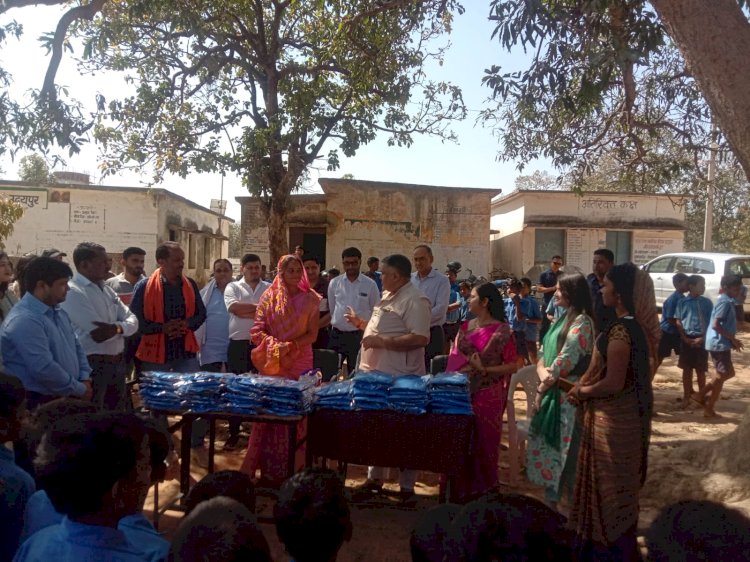 उदयपुर ब्लॉक के 17 प्राथमिक स्कूलों में अदाणी फाउंडेशन द्वारा 1500 स्कूल यूनिफॉर्मस का वितरण।