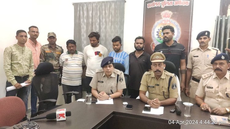 अवैध देशी मदिरा फैक्ट्री का भांडाफोड़,
भारी मात्रा में नकली शराब का जखीरा जप्त,
शराब बनाने में प्रयुक्त स्पिरिट, खाली बोतल, ढ़क्कन, नकली होलोग्राम स्टीकर व अन्य सामाग्री जप्त,
05 आरोपी एवं 01 विधि से संघर्षरत बालक गिरफ्तार कर गंभीर धाराओं 34(1)क, 34(2),36, 49क, 59 क (1) (2) आबकारी एक्ट एवं धारा 420, 465, 468, 471, 34 भादवि में भेजा गया न्यायिक रिमांड पर।