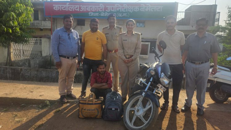 CG:रवेली मल्दा में अवैध शराब102 पौवा के साथ एक आरोपी गिरफ्तार... थाना नांदघाट क्षेत्र का मामला... आबकारी उपनिरीक्षक निवेदिता मिश्रा एवं टीम की कार्यवाही