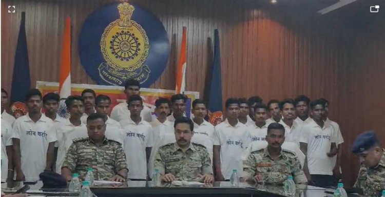 CG - चुनाव से पहले 26 माओवादियों ने किया आत्मसमर्पण, 6 महिला समेत इनामी नक्सली शामिल, खून-खराबे को छोड़ की घर वापसी.....