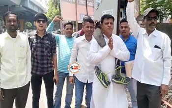 Social Media Viral News : नामांकन दाखिल करने के लिए जूते-चप्पलों की माला पहनकर पहुंचा उम्मीदवार, अनोखे अंदाज में देख हर कोई रह गया हक्का-बक्का, यहाँ देखें विडियो...