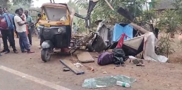 CG 3 मौतें दर्दनाक सड़क हादसा : तेज रफ्तार ट्रक ने ऑटो को मारी टक्कर, भीषण सड़क हादसे में तीन लोगों की मौत….