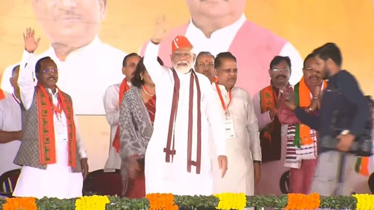 PM Modi Visit CG : अंबिकापुर पंहुचे पीएम मोदी, विजय संकल्प शंखनाद महारैली को कर रहे संबोधित, देखिये LIVE....