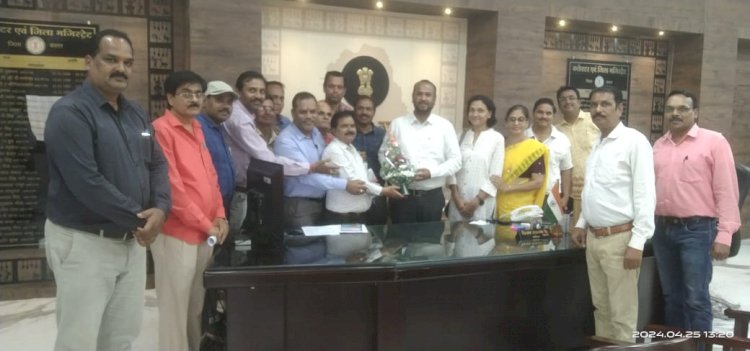 बस्तर में शांतिपूर्वक लोकसभा चुनाव कराए जाने पर कर्मचारी अधिकारी फेडरेशन ने कलेक्टर बस्तर को गुलदस्ता भेंट कर दी बधाई...