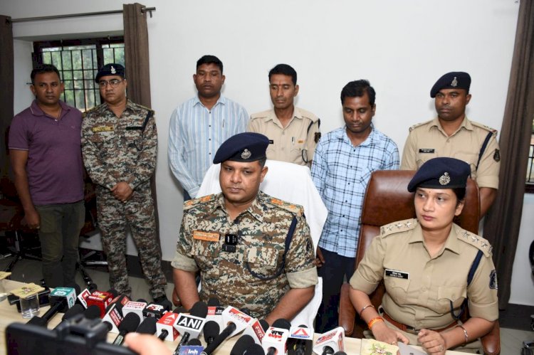 CG - पृथ्वी डेवलेपर्स में हुए 10 लाख की चोरी का SP ने किया खुलासा, 29 अप्रैल को आफिस केबिन से हुआ चोरी, आफिस के ही एकाउटेंट द्वारा दिया घटना को अंजाम, आरोपी 24 घंटे के भीतर कोतवाली पुलिस के गिरफ्त में... जानिए पूरी कहानी...