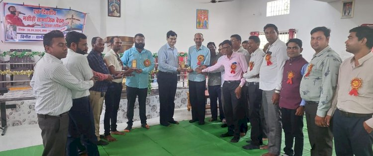 कांकेर जिले के चारामा मे ग्रामीण मसीही संघठन के बिच पहुंचे छत्तीसगढ़ युवा मंच के संस्थापक व कांग्रेस नेता नरेन्द्र भवानी, कहा देश संविधान से चलता है, छत्तीसगढ़ राज्य के हर गांव शहर मे जिला प्रशासन को कराना चाहिए संविधान का परीपालन - नरेन्द्र भवानी
