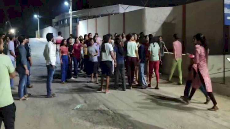 CG - हॉस्टल में आधी रात को मचा बवाल : छात्राओं ने जमकर किया हंगामा, हॉस्टल का गेट तोड़कर यूनिवर्सिटी प्रबंधन के खिलाफ किया प्रदर्शन, जानिए पूरा मामला...…