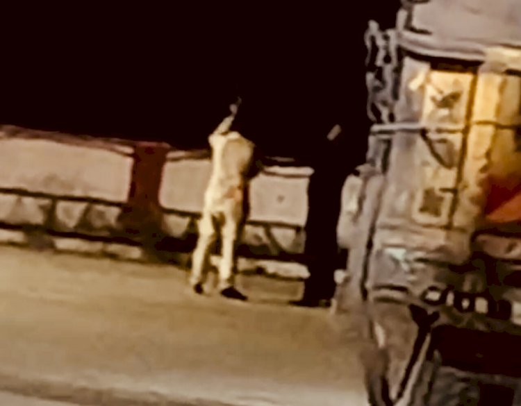 CG- हवाई फायरिंग VIDEO: आरक्षक ने चलाई दनादन गोली,इस वजह से चल रहा था परेशान,एसपी ने किया सस्पेंड,देखें वीडियो.....