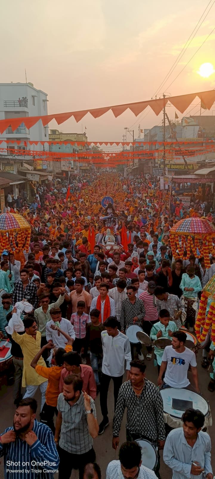 CG - कुरूद में शिव महापुराण कथा से पहले शहर में भव्य कलश यात्रा निकाली गई. इस यात्रा में लाखों की तादाद में महिलाएं शामिल हुई...