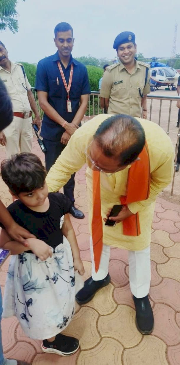 CG - मुख्यमंत्री विष्णुदेव साय ने की नन्हीं सी दोस्त से मुलाकात, बोले - नन्हें-नन्हें कदमों की बात कुछ और थी, सीएम साय नन्हीं दोस्त को कराएंगे हेलीकाप्टर की सैर, जानिए कौन है वो, जिसके हो रहे इतने चर्चे.....
