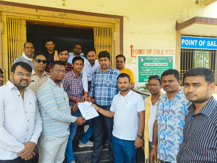 नेशनल हाईवे पर छुईपाली और ढांक टोल प्लाजा में गैर व्यावसायिक लोकल वाहनों को टोल टैक्स फ्री करने की मांग को लेकर सरायपाली अंचल के दर्जनों वाहन मालिकों द्वारा प्रबंधक को सौपा गया ज्ञापन