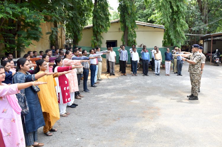 CG - पुलिस अधीक्षक (SP) शलभ कुमार सिन्हा ने कहा कि युवाओं को आतंक और हिंसा के रास्ते दूर करना है, सूझबूझ कायम करने और मानव जीवन मूल्यों को खतरा पहुंचाने वाली और विघटनकारी शक्तियों से लड़ने की शपथ लेते हैं...