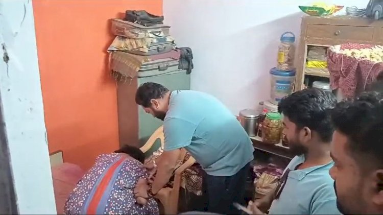 CG ब्रेकिंग : वरिष्ठ पत्रकार की पत्नी की मौत, संदिग्ध परिस्थितियों में घर में मिली महिला की लाश, हत्या या फिर आत्महत्या….जांच में जुटी पुलिस....