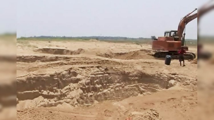 CG -रेत माफियाओं पर सख्त हुई सरकार, SDM ने गांव के सरपंच को किया सस्पेंड, 5 सरपंचों और कई सचिवों को नोटिस जारी, हो सकती है बड़ी कार्रवाई.....